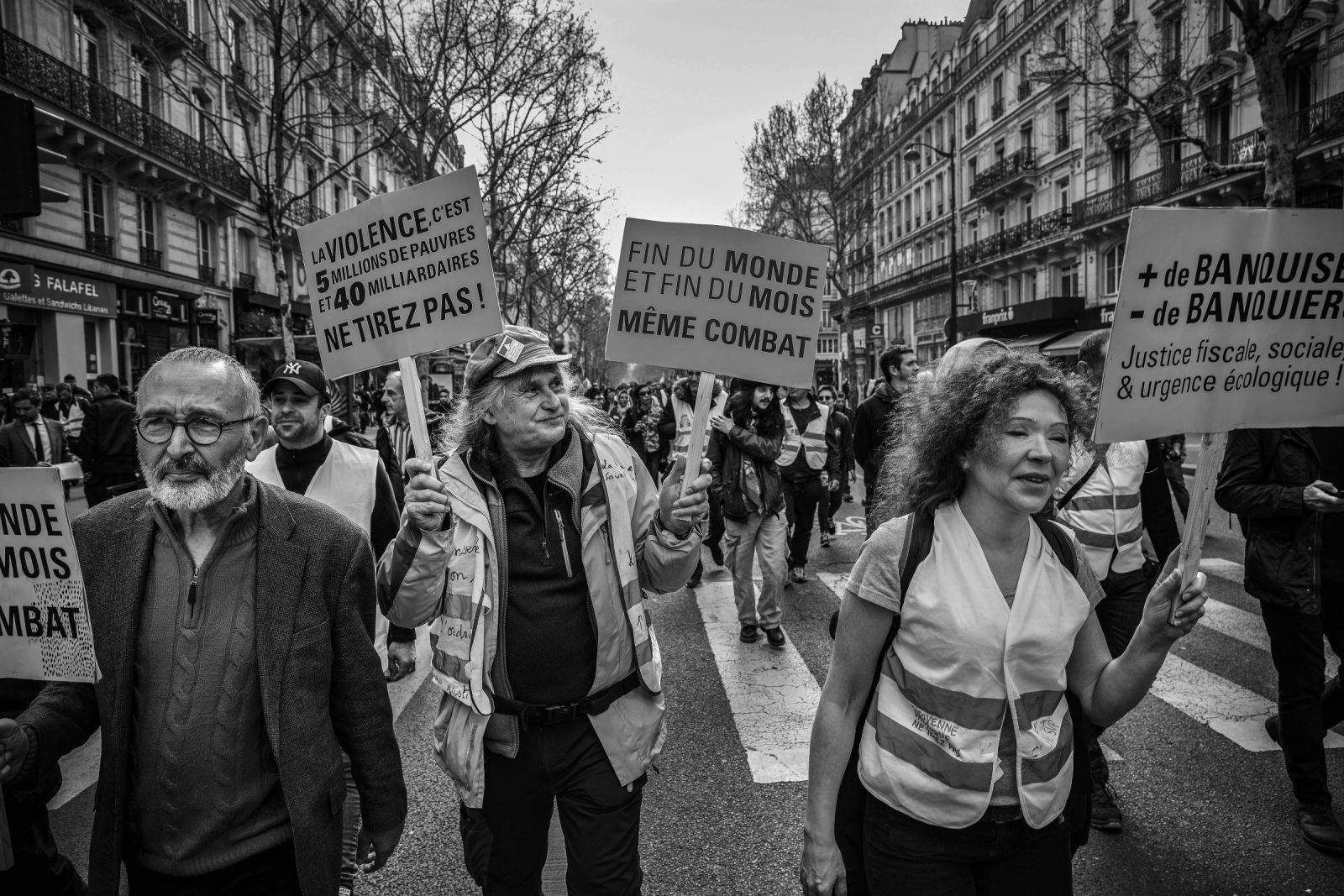 Valery Voyér (à dir.) diz que se juntou aos "coletes amarelos" para protestar contra a desigualdade na França