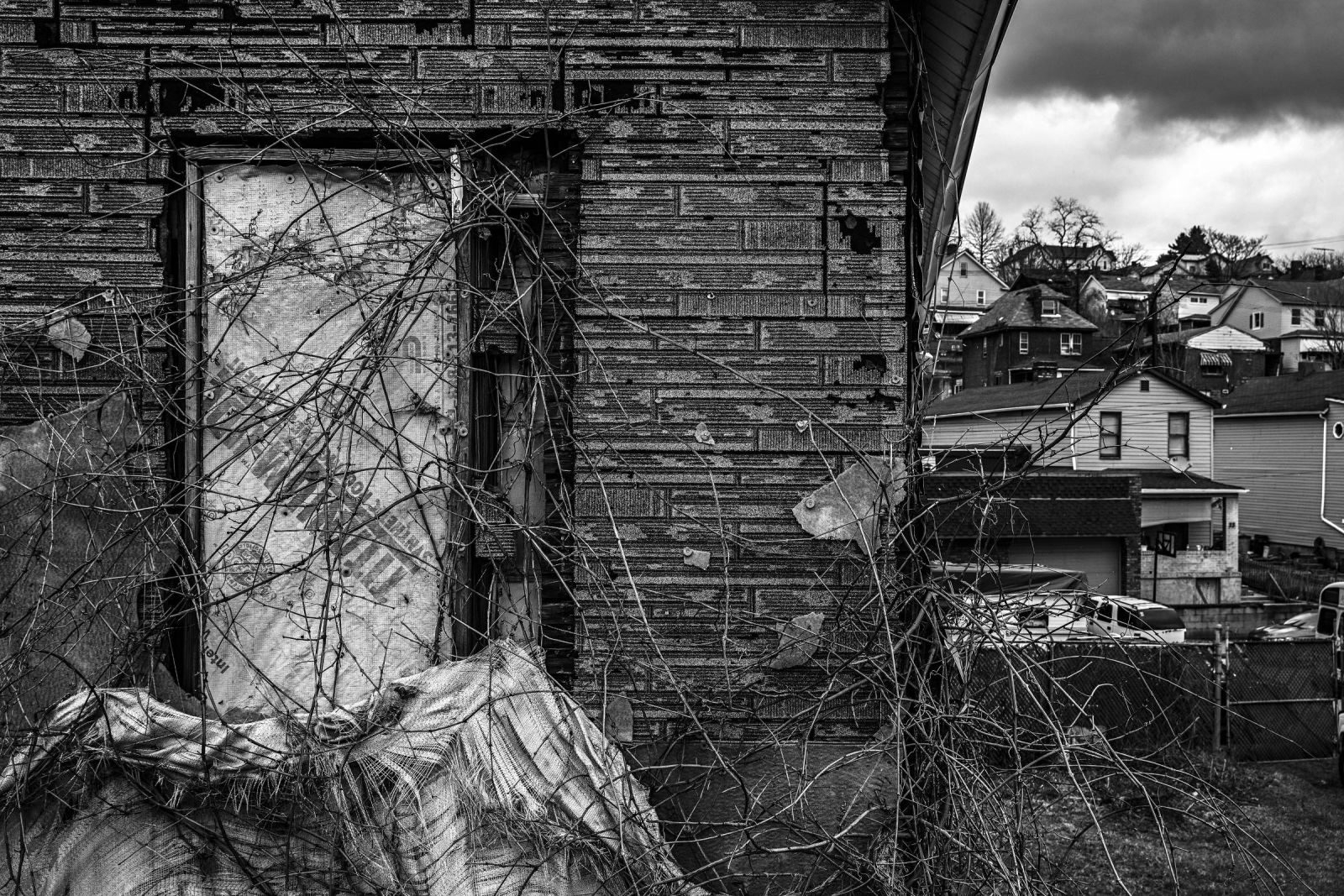 Entrada de casa abandonada próxima à siderúrgica Edgar Thomson, na Pensilvânia
