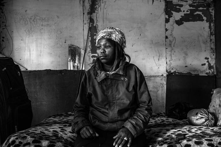 Nokuthula Bulana, 32, moradora de Khayelitsha; os quatro adultos de sua família estão desempregados