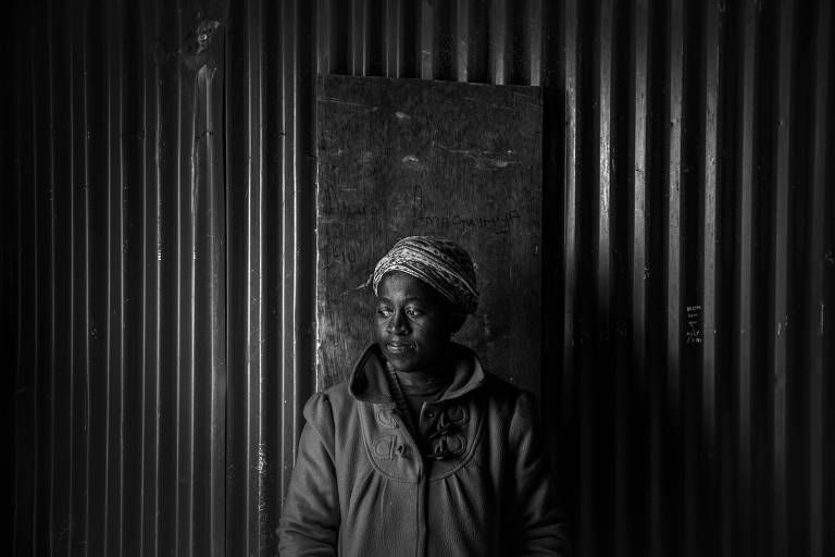 Nonceba Ndlebe, 39, que diz ser inviável sair da "township" diariamente para trabalhar