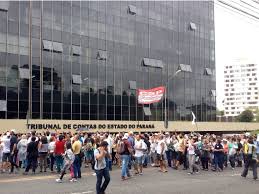Professores protestam no TCE contra auxílio-moradia de R$ 4,3 mil para conselheiros